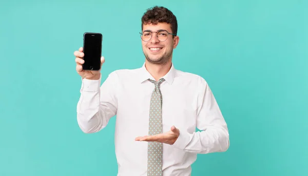 Akıllı Telefonlu Bir Neşeli Bir Şekilde Gülümsüyor Mutlu Hissediyor Fotokopi — Stok fotoğraf