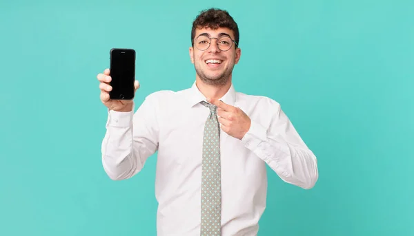 Negocio Con Smartphone Que Parece Emocionado Sorprendido Apuntando Hacia Lado —  Fotos de Stock