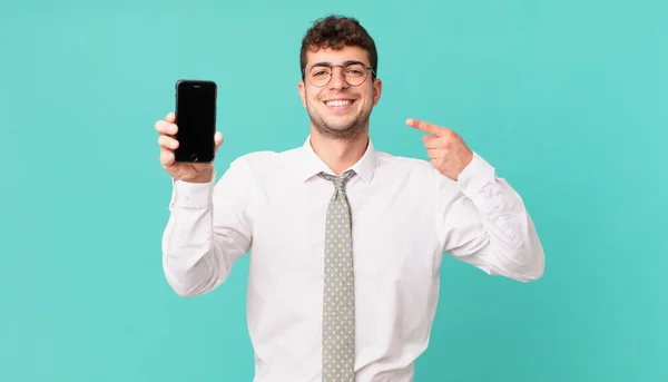 Negócio Com Smartphone Sorrindo Confiantemente Apontando Para Próprio Sorriso Largo — Fotografia de Stock