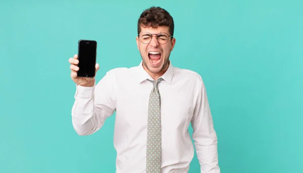 Negócio Com Smartphone Gritando Agressivamente Olhando Muito Com Raiva Frustrado — Fotografia de Stock