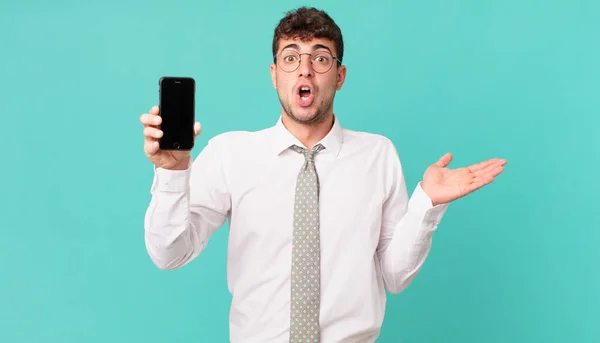 Negócio Com Smartphone Olhando Surpreso Chocado Com Maxilar Caiu Segurando — Fotografia de Stock