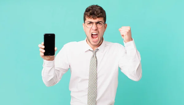 Negócio Com Smartphone Gritando Agressivamente Com Uma Expressão Irritada Com — Fotografia de Stock
