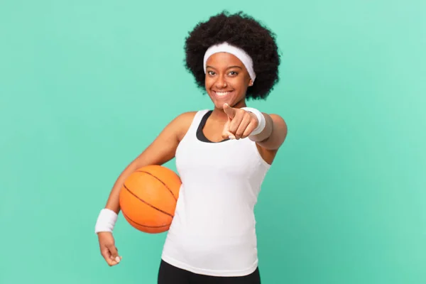 Afro Donna Che Punta Alla Fotocamera Con Sorriso Soddisfatto Fiducioso — Foto Stock