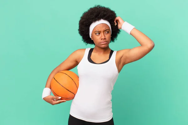 Afro Žena Cítí Zmatená Zmatená Škrábe Hlavě Dívá Stranou Basketbalový — Stock fotografie
