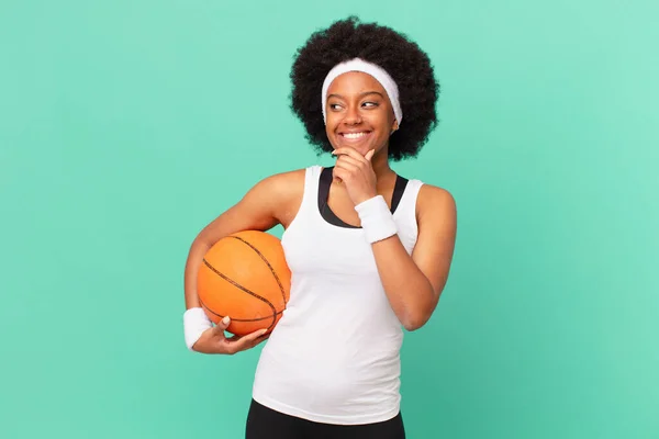 Afro Donna Sorridente Con Una Felice Espressione Fiduciosa Con Mano — Foto Stock