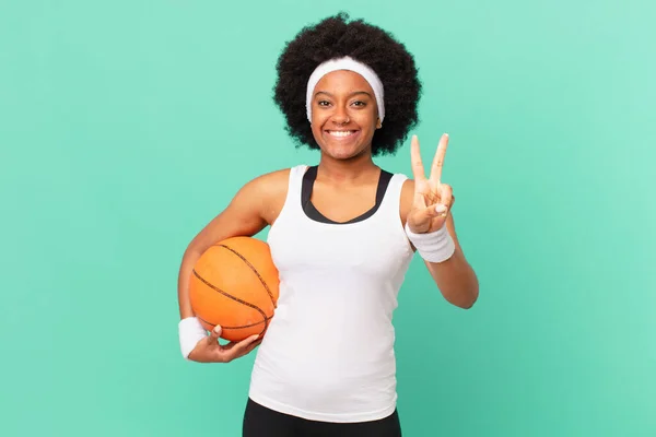 Afro Donna Sorridente Guardando Felice Spensierata Positiva Gesticolando Vittoria Pace — Foto Stock