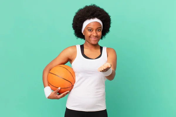 Afro Donna Sorridente Felicemente Con Amichevole Fiducioso Sguardo Positivo Offrendo — Foto Stock