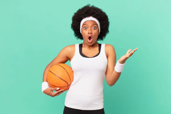 Afro Žena Otevřenými Ústy Ohromen Šokován Ohromen Neuvěřitelným Překvapením Basketbalový — Stock fotografie