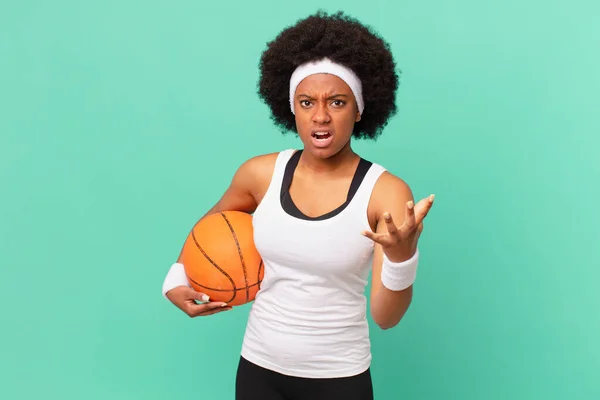 Afro Žena Vypadá Naštvaně Otráveně Frustrovaně Křičí Nebo Vámi Basketbalový — Stock fotografie
