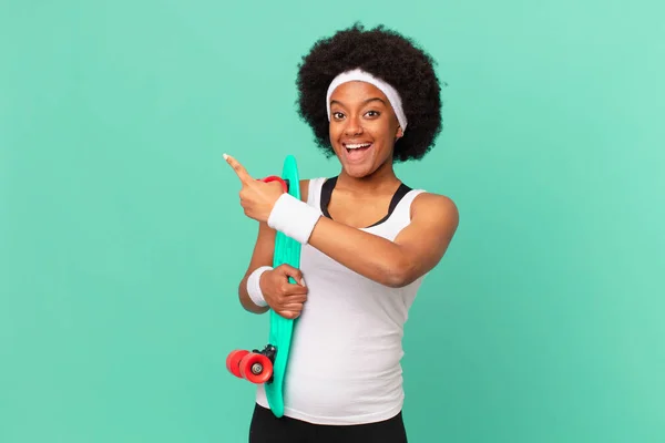 Mujer Afro Mirando Emocionada Sorprendida Señalando Hacia Lado Hacia Arriba —  Fotos de Stock