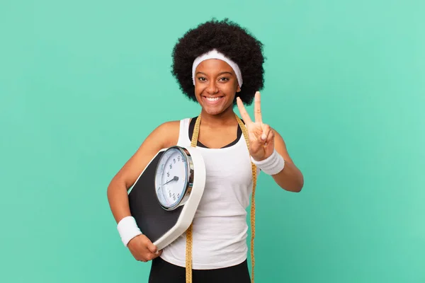 Afro Frau Lächelt Und Sieht Glücklich Unbeschwert Und Positiv Gestikuliert — Stockfoto