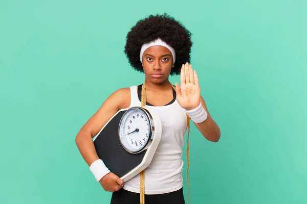 Afro Frau Die Ernst Streng Unzufrieden Und Wütend Aussieht Zeigt — Stockfoto