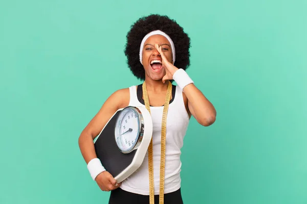 Afro Frau Fühlt Sich Glücklich Aufgeregt Und Positiv Gibt Einen — Stockfoto