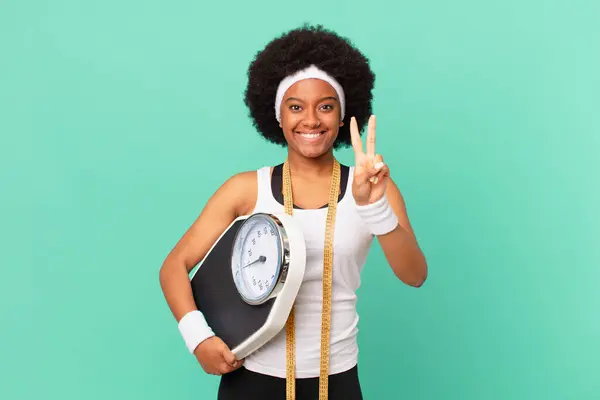 Afro Frau Lächelt Und Sieht Freundlich Zeigt Nummer Zwei Oder — Stockfoto