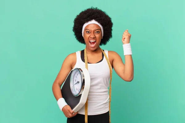 Afro Mujer Gritando Agresivamente Con Una Expresión Enojo Con Los —  Fotos de Stock