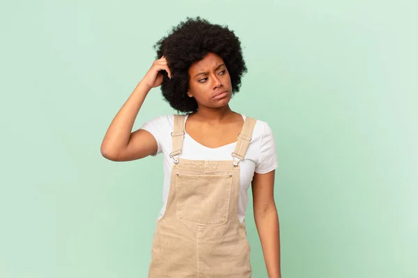 Afro Kvinna Känsla Förbryllad Och Förvirrad Skrapa Huvudet Och Titta — Stockfoto