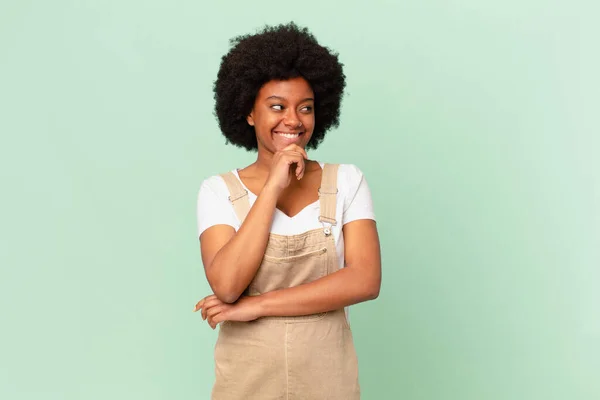 Mujer Afro Sonriendo Con Una Expresión Feliz Segura Con Mano —  Fotos de Stock