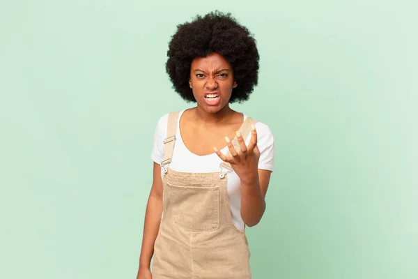 Afro Kobieta Patrząc Zły Zirytowany Sfrustrowany Krzyczy Wtf Lub Jest — Zdjęcie stockowe