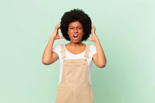 Afro Mulher Gritando Com Mãos Sentindo Furioso Frustrado Estressado Chateado — Fotografia de Stock