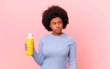 Afro kadın üzgün, üzgün ya da kızgın ve olumsuz bir tavır takınıyor, anlaşmazlık içinde kaşlarını çatıyor. pürüzsüz konsept