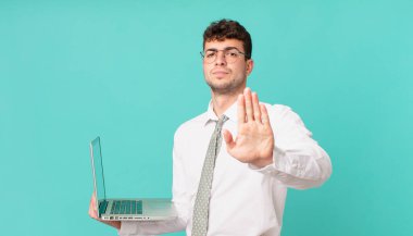 Ciddi görünen, sert, hoşnutsuz ve kızgın görünen bir iş adamı.