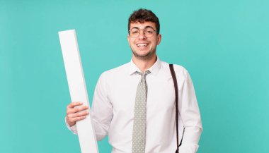 Mimar mutlu ve hoş bir şekilde şaşırmış görünüyor. Büyülenmiş ve şok olmuş bir ifadeyle heyecanlanıyor.