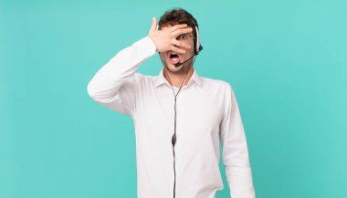 Tele pazarlamacı şok olmuş, korkmuş ya da dehşete düşmüş gibi görünüyor.