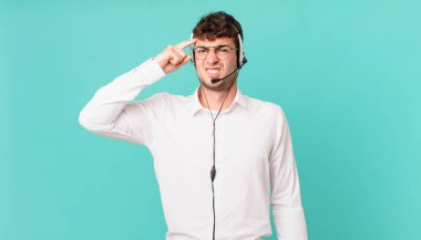 Tele pazarlamacı kafası karışık ve şaşkın hissediyor. Deli, deli ya da aklını kaçırmış olduğunu gösteriyor.