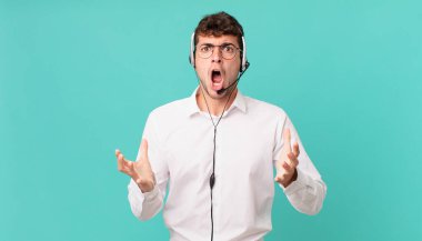 Pazarlamacı aşırı derecede şaşırmış, şaşırmış, endişeli ve paniklemiş hissediyor, stresli ve dehşete kapılmış bir bakışla