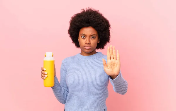 Afro Mulher Olhando Sério Popa Descontente Irritado Mostrando Palma Aberta — Fotografia de Stock