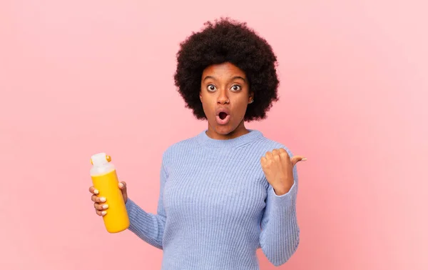 Mujer Afro Mirando Asombrado Incredulidad Señalando Objeto Lado Diciendo Wow —  Fotos de Stock