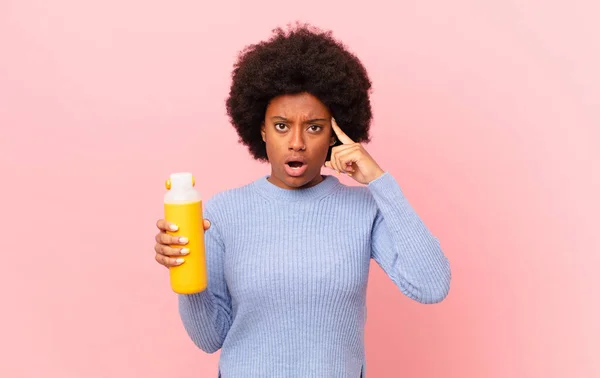 Mujer Afro Mirando Sorprendida Con Boca Abierta Conmocionada Realizando Nuevo —  Fotos de Stock