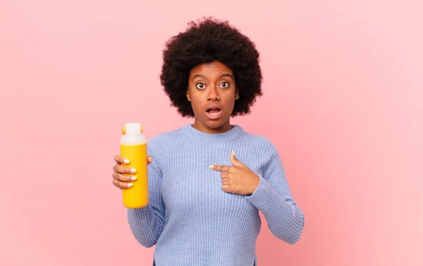 Mujer Afro Mirando Sorprendido Sorprendido Con Boca Abierta Apuntando Mismo —  Fotos de Stock