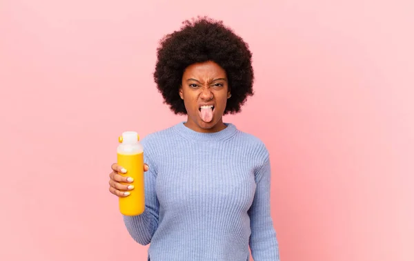 Afro Frau Die Angewidert Und Irritiert Ist Die Zunge Herausstreckt — Stockfoto