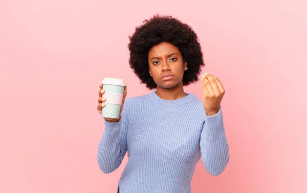 非洲裔女人做着花言巧语或金钱的手势 让你还债 咖啡概念 — 图库照片
