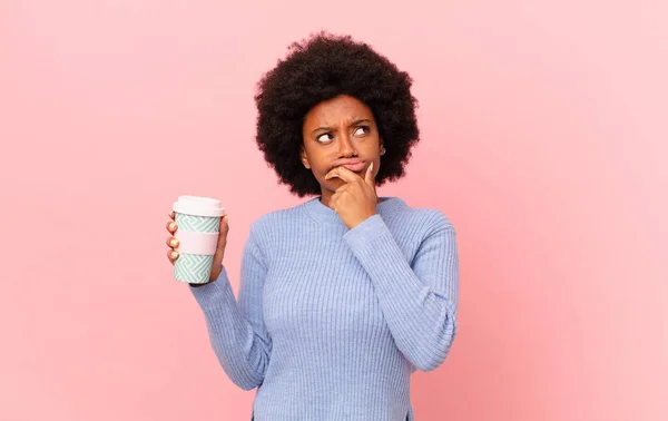 非洲女人想 感到疑惑和困惑 有不同的选择 想知道该做出什么决定 咖啡概念 — 图库照片