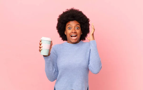 Afro Mulher Gritando Com Mãos Sentindo Furioso Frustrado Estressado Chateado — Fotografia de Stock