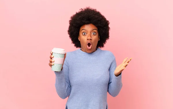 Afro Mulher Sentindo Extremamente Chocado Surpreso Ansioso Pânico Com Olhar — Fotografia de Stock