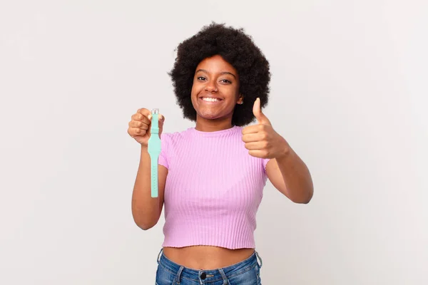 Afro Frau Fühlt Sich Stolz Unbeschwert Selbstbewusst Und Glücklich Lächelt — Stockfoto