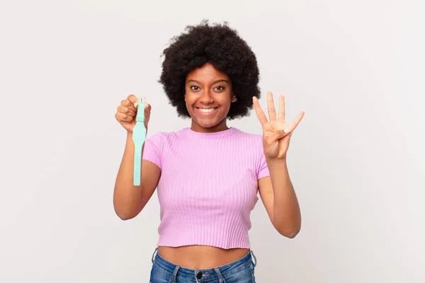 Afro Kadın Gülümsüyor Arkadaş Canlısı Görünüyor Numarayı Gösteriyor Geriye Doğru — Stok fotoğraf