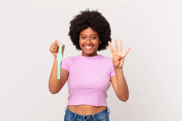 Afro Donna Sorridente Guardando Amichevole Mostrando Numero Quattro Quarto Con — Foto Stock