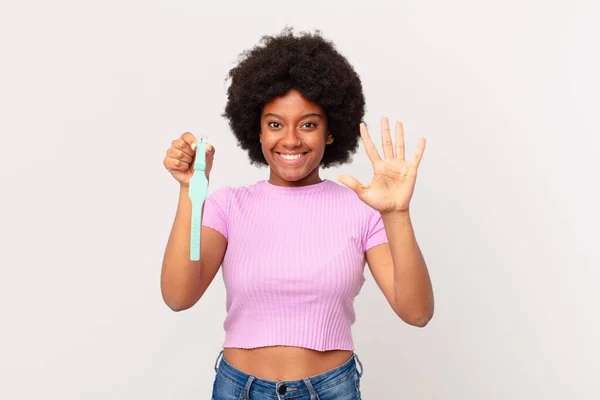 Afro Vrouw Lacht Ziet Vriendelijk Uit Toont Nummer Vijf Vijfde — Stockfoto