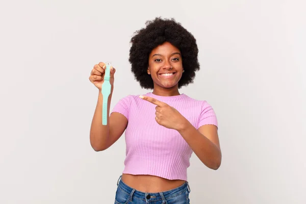 Afro Kobieta Wygląda Podekscytowany Zaskoczony Wskazując Stronie Górę Aby Skopiować — Zdjęcie stockowe