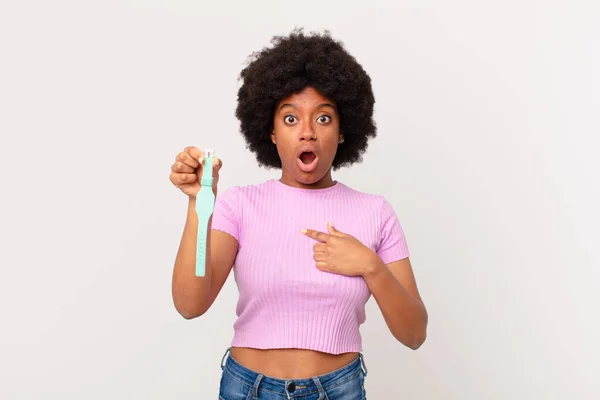 Afro Donna Guardando Scioccato Sorpreso Con Bocca Spalancata Che Punta — Foto Stock