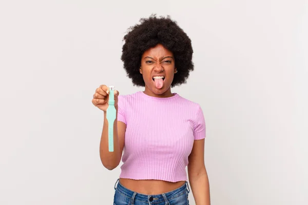 Afro Frau Fühlt Sich Angewidert Und Gereizt Streckt Zunge Heraus — Stockfoto