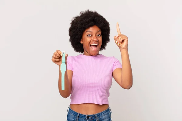 Afro Femme Sentant Comme Génie Heureux Excité Après Avoir Réalisé — Photo