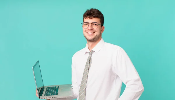 Hombre Negocios Con Portátil Sonriendo Felizmente Con Una Mano Cadera — Foto de Stock