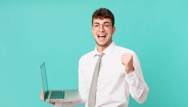 Geschäftsmann Mit Laptop Ist Schockiert Aufgeregt Und Glücklich Lacht Und — Stockfoto