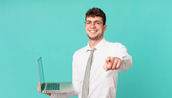 Biznesmen Laptopem Skierowany Kamerę Zadowolonym Pewnym Siebie Przyjaznym Uśmiechem Wybierając — Zdjęcie stockowe