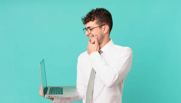 Бізнесмен Ноутбуком Посміхається Щасливим Впевненим Виразом Рукою Підборідді Цікаво Дивиться — стокове фото